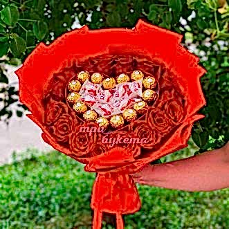 Букет красных роз с конфетами