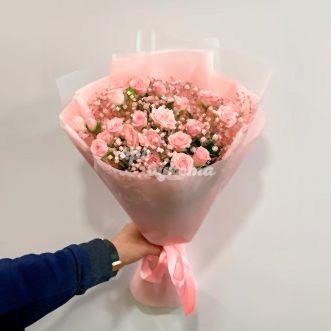 Розовый букет куст. роз с гипсофилой