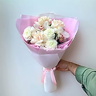 Белые ранункулюсы и орхидеи с розами
