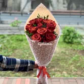 Букет из 11 красных роз с фисташкой