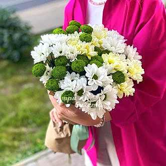 Букет кустовых хризантем в крафте