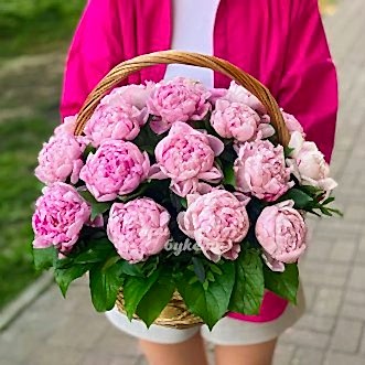 Корзина пышных розовых пионов с зеленью