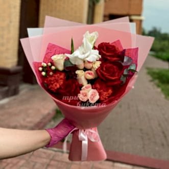 Красные розы и гвоздики с гладиолусом