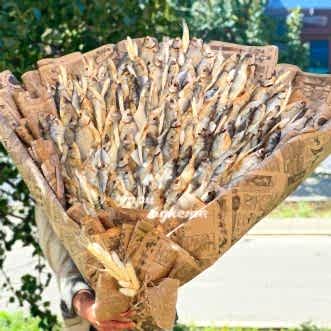 Огромный букет из сушеной рыбы