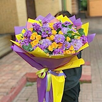 Сиреневые маттиолы и желтые куст. розы