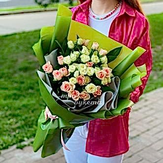Зеленый букет из 7 веток кустовых роз