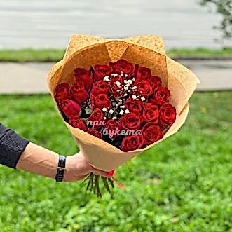 Букет красных роз с белой гипсофилой