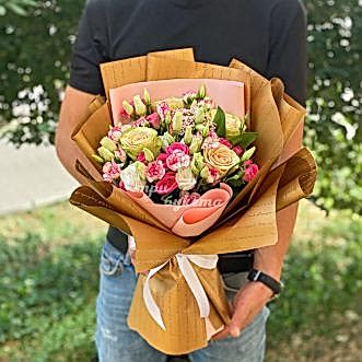 Букет розовых кустовых гвоздик и роз