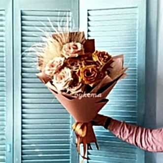 Эквадорские розы и ковыль в букете