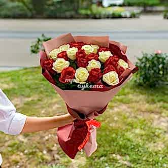 Букет из 25 красных и белых роз