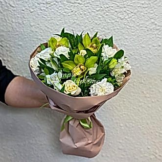 Букет зеленых орхидей и белых альстромерий