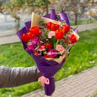 Яркий букет оранжевых тюльпанов и гвоздик