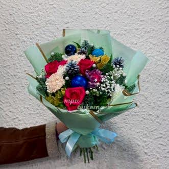Зеленый новогодний букет с цветами