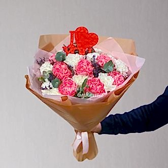 Белые и розовые гвоздики на 8 марта