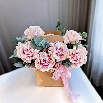 Коробочка с розовыми розами и эвкалиптом
