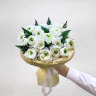 Букет белых ранункулюсов с папоротником