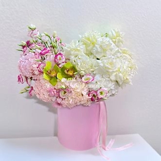 Коробка гортензий, эустом и французских роз