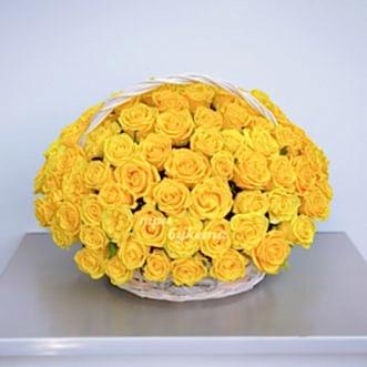 Желтые розы в плетеной корзине