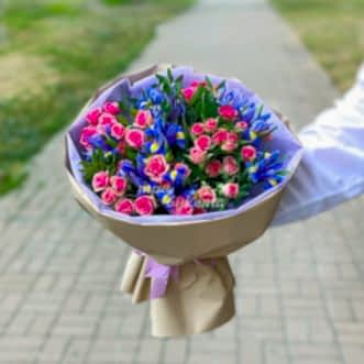 Ирисы и розовые кустовые розы в букете