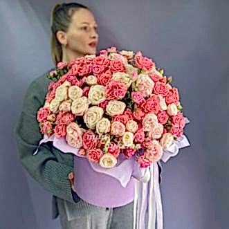 Коробка розовых и кремовых кустовых роз