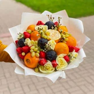 Букет из апельсинов, белых роз и клубники