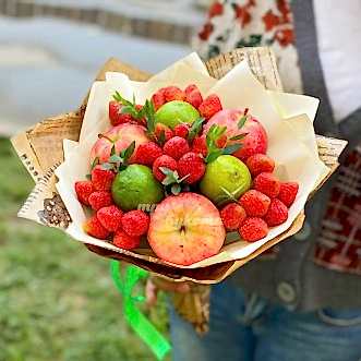 Букет клубники с яблоками и лаймами