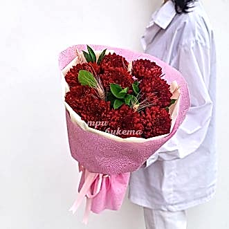 Букет из красных хризантем и зелени