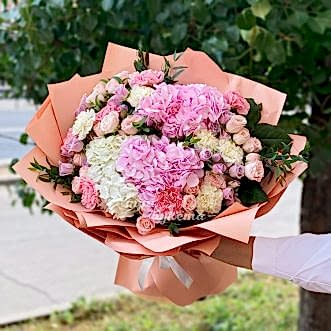 Розовый букет гортензий и кустовых роз