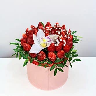 Коробка с клубникой и белой орхидеей