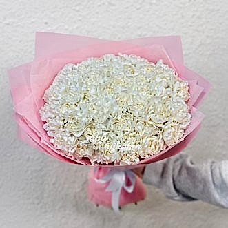 Букет из 45 белых гвоздик
