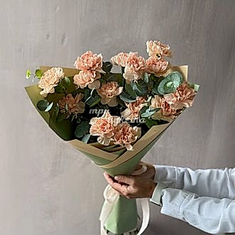 Букет из персиковых гвоздик и эвкалипта