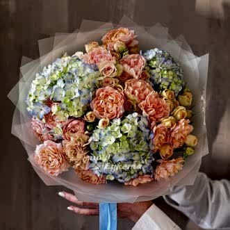 Букет персиковых кустовых роз и гортензий