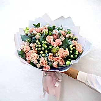 Букет персиковых роз, эустом и гиперикума