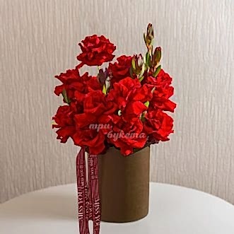 Коробка красных роз с леукадендронами