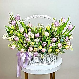 Пышная корзина с тюльпанами и сиренью